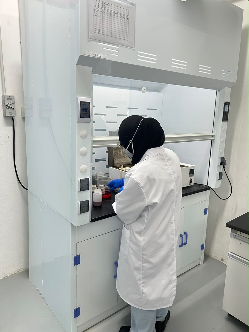 Kelstone Cosmos Lab analyst working in a ventilated wet chemistry area